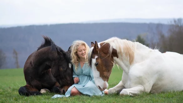 Die Reiterin Kristin Pl&ouml;ger kommuniziert ohne Trense und Z&uuml;gel mit den Pferden Querido und Diomndo. - &copy; Kristin Pl&ouml;ger