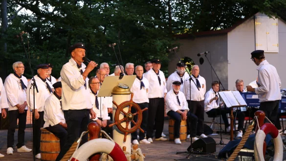 Karl Heinz Wiechers (0476), Vorsitzender des Magellan Shanty Chors und Chorleiter Heiko Isermann (0480) haben digital vorbereitet, was nun auf die Bellenberger Freilichtb&uuml;hne kommt. - &copy; Alina Hetland