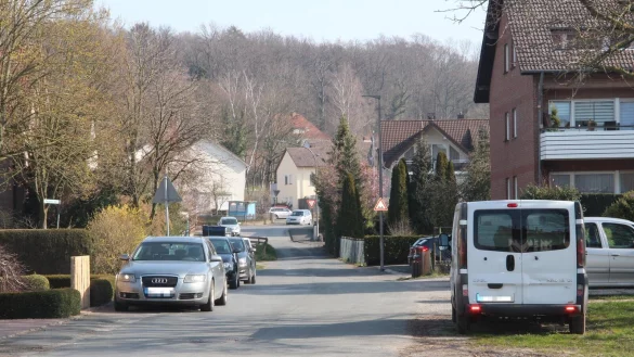 Mehr als 200 Meter lang ist die Waldenburger Stra&szlig;e, die ausgebaut werden soll. - &copy; Cordula Gr&ouml;ne