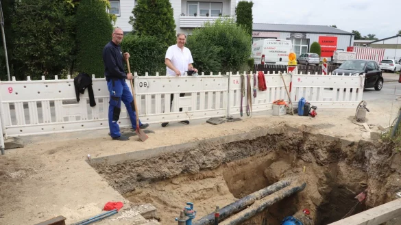 Wassermeister Daniel Matysiok (l.) und Norbert Wehmeier, in der Gemeindeverwaltung zust&auml;ndig f&uuml;r das Wasserwerk, stehen an der Baugrube, wo auch die neue Wasserleitung zu sehen ist. - &copy; Birgit Guhlke/Neue Westf&auml;lische