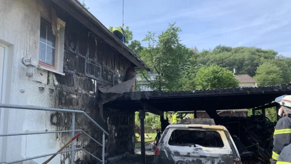 Der Ford Fiesta sowie das Carport sind durch das Feuer vollst&auml;ndig zerst&ouml;rt worden. Auch die Hauswand hat gro&szlig;en Schaden genommen. - &copy; Daniel Hobein / Feuerwehr Bad Salzuflen