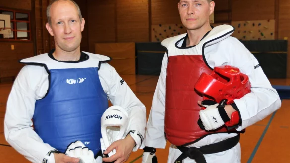 Mit Weste, Helm, Handschuhen und Mundschutz: die Trainer des TBV Lemgo, Heiko Pl&ouml;ger (links) und Sebastian Zagorny. - &copy; Oliver K&ouml;nig
