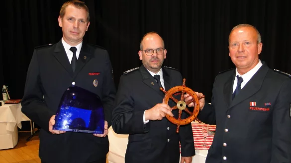 Der neue Wehrf&uuml;hrer Andreas Jakoby (Mitte) &uuml;bernimmt das Steuer vom bisherigen Feuerwehr-Chef J&ouml;rg Diekmann (links). Der neue Stellvertreter Michael Pape (rechts) h&auml;lt unterdessen das Blaulicht f&uuml;r Diekmanns neues Wohnmobil.&nbsp; - &copy; Hajo G&auml;rtner