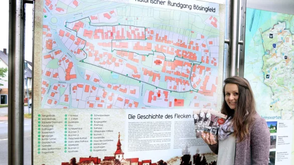 Startpunkt f&uuml;r die F&uuml;hrungen mit Julia Stein (Foto) und Hans B&ouml;hm ist die Infotafel am B&ouml;singfelder Kreisel neben der Wanderlinde. - &copy; Marketing Extertal