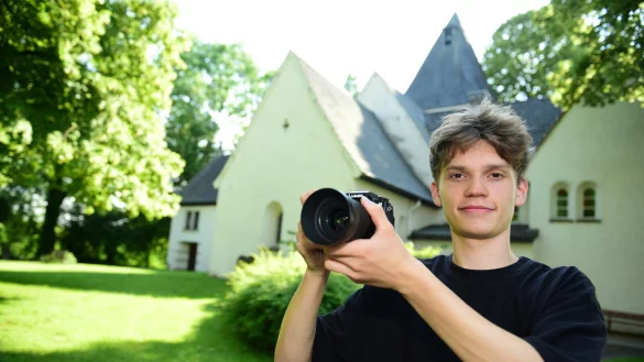 Jonas Sch&auml;pe mit Kamera vor und in der Kirche. - &copy; Nicole Ellerbrake