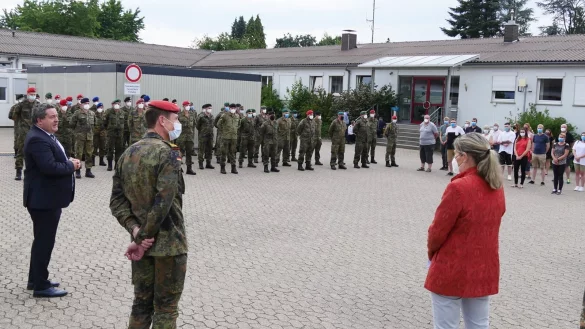 Landrat Dr. Axel Lehmann, Brigadegeneral Stephan Willer und Gesundheitsamtsleiterin Dr. Kerstin Ahaus (von links) verabschieden die Soldaten.&nbsp; - &copy; Kreis Lippe
