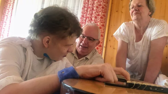 Uwe und B&auml;rbel Rautenberg k&uuml;mmern sich aufopferungsvoll um ihre Tochter Maraike. - &copy; Martin Hostert