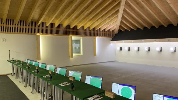 Die modernisierte und digitalisierte Schie&szlig;sportanlage im Rischenauer Sch&uuml;tzenhaus. Unter Normalbedingungen k&ouml;nnten hier zehn Sportsch&uuml;tzen gleichzeitig schie&szlig;en. - &copy; Sch&uuml;tzenverein Rischenau