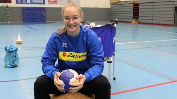 Nieke K&uuml;hne nimmt schon mal in der Halle an der Ulmenallee Platz. - &copy; Oliver K&ouml;nig