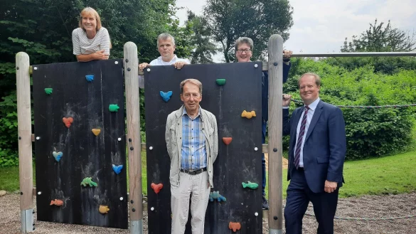 Renate Eickmeier, Leiterin des Kinderdorfs &bdquo;Lipperland" begutachtet die Kletterwand mit den F&ouml;rderern. (v.l.n.r. Stefan T&ouml;neb&ouml;n, Pr&auml;sident des Lions Club Blomberg, Arnold Heistermann vom Lions Club, Dr. A. Heinrike Heil, Vorsitzende der Dr. Karl Fischer-Stiftung und J&ouml;rg Lohmann, stellvertretender Vorsitzender der Stiftung). - &copy; Lippeimpuls/Dr. Karl Fischer-Stiftung