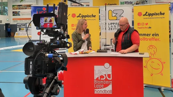 Erfahrungen vor der Kamera: Franziska M&uuml;ller, hier zusammen mit Kommentator Christian Frost, im Halbzeitinterview eines HSG-Heimspiels bei LZ.de. - &copy; Oliver K&ouml;nig