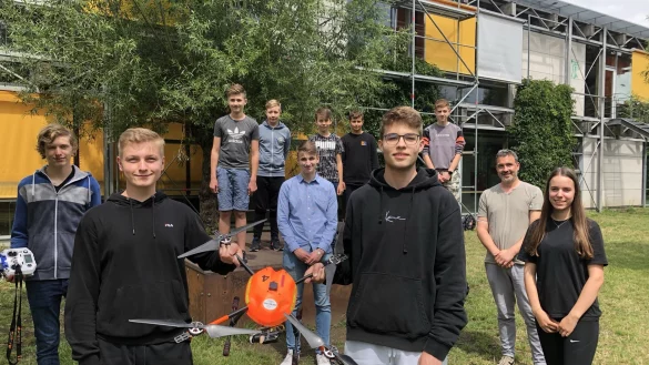 Die Save-the-Kitz-AG des Engelbert-Kaempfer-Gymnasiums um Lehrer Daniel Muschiol (Zweiter von rechts). - &copy; Till Brand
