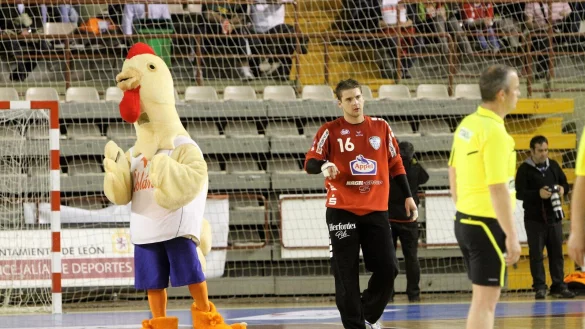 Andere L&auml;nder, andere Sitten: Bei seiner bislang letzten internationalen Reise im M&auml;rz 2011 machte TBV-Torh&uuml;ter Martin Galia im spanischen Leon Bekanntschaft mit einem zutraulichen Huhn als Maskottchen. - &copy; J&ouml;rg Hagemann