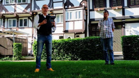 Christian Jaschinski liest an der Kirche St. Nicolai aus "M&ouml;rderisches Lipperland". Im Hintergrund Werner Kuloge. - &copy; Lorraine Brinkmann
