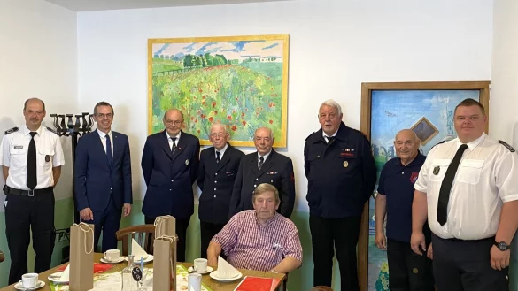 Wehrf&uuml;hrer Mike Mundhenke (rechts) und sein Stellvertreter Kai Uwe Deilke (von links) sowie B&uuml;rgermeister J&ouml;rg Bierwirth zeichnen Heinz Deilke, Werner Loke, Friedel Moll, Wilfried Mundhenke, Manfred Briese und Fritz Brokmeier (vorne sitzend) f&uuml;r ihre langj&auml;hrige Mitgliedschaft bei der Freiwilligen Feuerwehr der Stadt Schieder-Schwalenberg aus. - &copy; Stadt Schieder-Schwalenberg