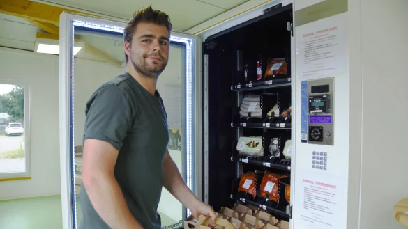 Landwirt Gregor Betge vom gleichnamigen Reiterhof in Remmighausen verkauft neuerdings Eier von Freiland-H&uuml;hnern - in einem Automaten. - &copy; Raphael Bartling