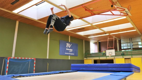 Hoch hinaus geht's am Hackemack f&uuml;r Trampolinturnerin Lea Bl&uuml;baum. - &copy; Oliver K&ouml;nig