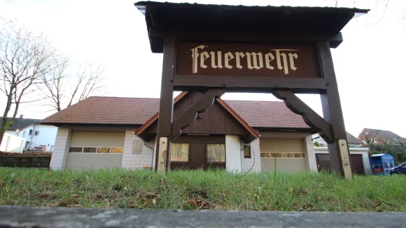 Die Feuerwehr in Talle bekommt ein neues Ger&auml;tehaus. Das hat der Gemeinderat beschlossen. Das bisherige Ger&auml;tehaus (Foto) ist marode. - &copy; Archivfoto: Jens Rademacher