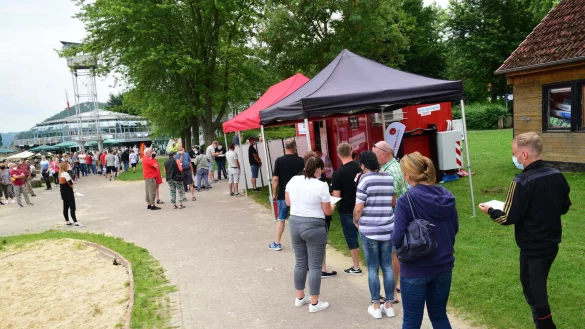 Am Sonntag ist der Andrang am Schiedersee noch gr&ouml;&szlig;er als tags zuvor.&nbsp; - &copy; Nicole Ellerbrake