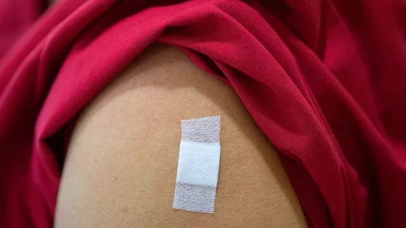 Die St&auml;ndige Impfkommission Stiko will die Corona-Schutzimpfung f&uuml;r Kinder ab 12 Jahren noch nicht uneingeschr&auml;nkt empfehlen. Kinderarzt Dr. Hans Broede bietet sie in seiner Praxis an. - &copy; Sebastian Gollnow/dpa