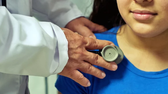 Ein Arzt untersucht ein Kind. - &copy; Pixabay