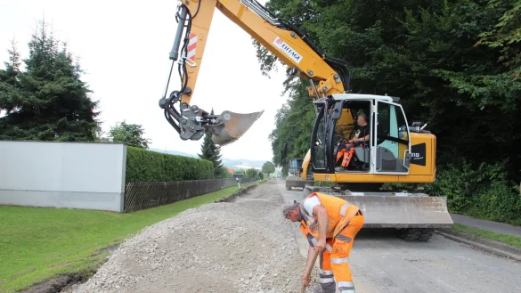 Thomas Hempen (vorn) und J&uuml;rgen Rohde (im Bagger) arbeiten an der Farmbecker Stra&szlig;e bei Sport-Wendlinghausen. - &copy; Jens Rademacher