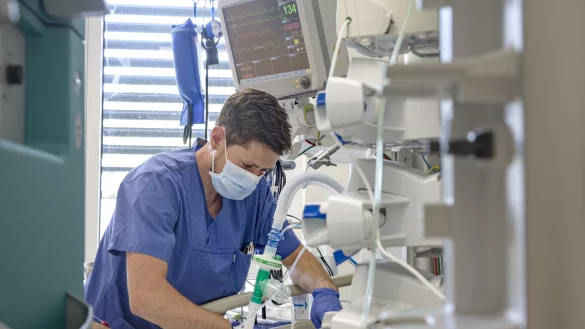 Im Klinikum Lippe geht nichts ohne sie – die Pflegekräfte versorgen im Team mit den Ärzten die Patienten.  - © Kay Michalak / fotoetage