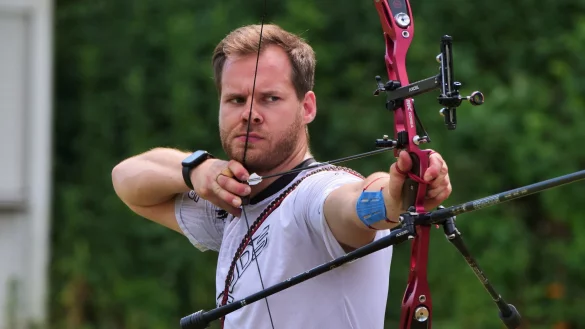 Visiert das Ziel an: Feldbogen-Europameister Karsten Sprenger. - &copy; J&ouml;rg Hagemann