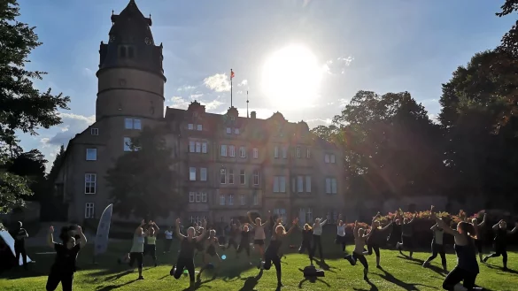 Die Reihe &bdquo;Sport im Park" lockt bis zum 17. August mit vielen verschiedenen Bewegungsangeboten. - &copy; Stadt Detmold