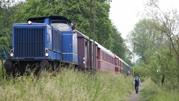 Lokf&uuml;hrer Adrian Fahrenkamp und Zugf&uuml;hrer Raphael Kahlert mit der Diesellok auf der Strecke zwischen B&ouml;singfeld und Alverdissen. - &copy; Peter Wehowsky