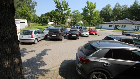 Nach Beobachtung von Anwohnern nutzen Autofahrer die Stra&szlig;e Papierkamp als Schleichweg Richtung Grundschule Hillentrup (im Bild der Parkplatz an der Mehrzweckhalle). - &copy; Jens Rademacher