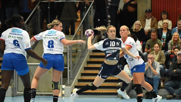 Die Neckarsulmerin Sinah Hagen behauptet sich am Kreis gegen die Blombegerinnen (von links) Laetitia Quist, Lisa Frey und Judith Tietjen. - &copy; Eibner-Pressefoto/Andreas Ulmer