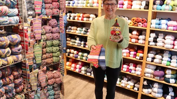 Martina Knaps ist Inhaberin der "Sockenmanufaktur". Neben Wolle in allen Farben und Formen finden Kunden hier auch ihre selbstgestrickten Socken und ihre Amigurumi-Figuren. - &copy; Shannon-Lee Bendig