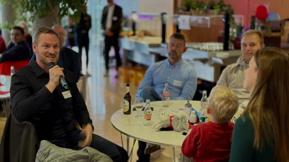 Familienvater Alexander Bloch brach im Dezember 2023 in Borgholzhausen zusammen. Seine Retter durfte er in G&uuml;tersloh nun das erste Mal kennenlernen. - &copy; Danielle D&ouml;rsing