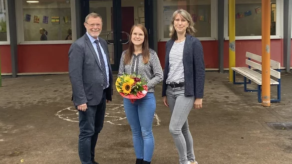 Schulrat Torsten Buncher und Schulleiterin Dorothee H&uuml;ler (rechts) begr&uuml;&szlig;en Christina Bierwirth in der Grundschule am Leistruper Wald. - &copy; GS am Leistruper Wald