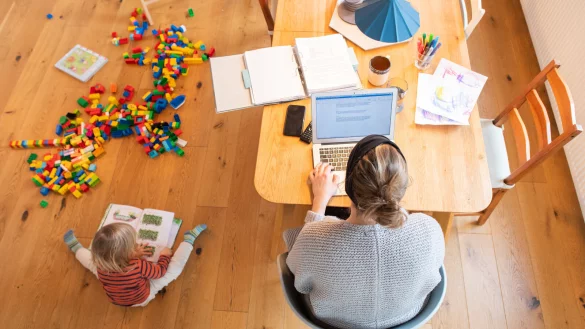 Auch in OWL arbeiten viele Menschen in Teilzeit, weil sie ihre Kinder betreuen oder Angeh&ouml;rige pflegen m&uuml;ssen. Unternehmen in OWL stellt das vor Herausforderungen. - &copy; Julian Stratenschulte