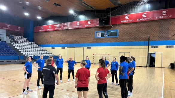 Trotz einer Niederlage bei Roter Stern Belgrad ist die HSG Blomberg-Lippe in die n&auml;chste Quali-Runde eingezogen. Das Bild zeigt das Team vor der Trainingseinheit in der Halle Sportski Centar Vozdovac. - &copy; Oliver Lippert