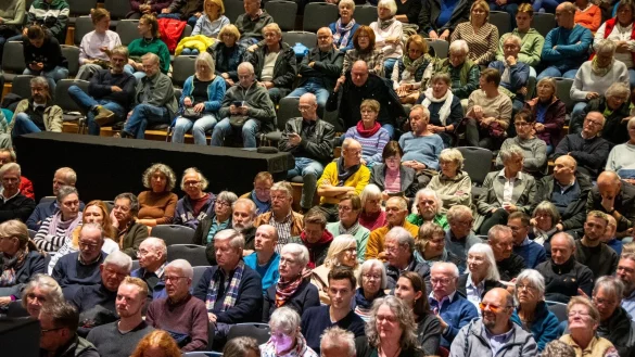 Das Interesse an der Macht-W&auml;chter-Ausgabe mit Jonathan Sachse vom Recherchenetzwerk "Correctiv" war gro&szlig;: Es erwies sich als goldrichtig, die Veranstaltung vom kleinen in den gro&szlig;en Saal der Stadthalle umzuziehen. - &copy; Raphael Bartling