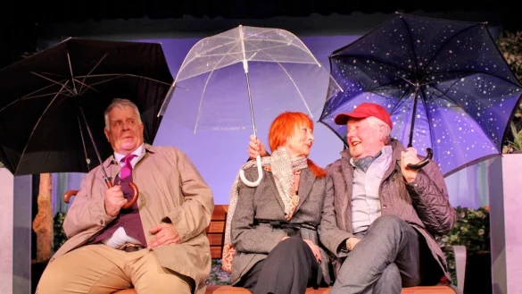 Adrienne (Liane Kreye) wirbelt das Leben von Harold (Manfred Templin, links) und Burt (Ulrich Holle) ordentlich durcheinander. - &copy; Lorraine Brinkmann