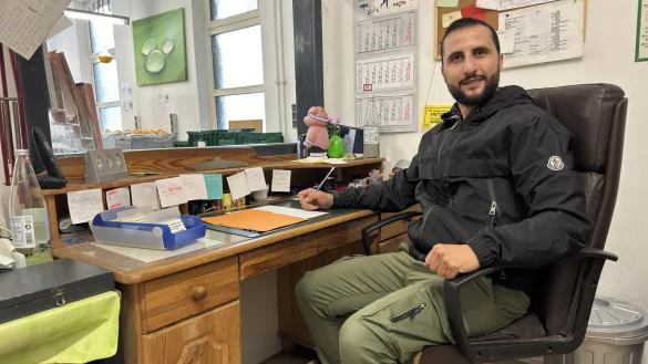 Abd Al Baset Harb ist 2016 aus dem Libanon nach Deutschland gekommen. Der gelernte B&auml;cker k&uuml;mmert sich neben seinem Hauptjob um die Kasse der Tafel. - &copy; Sven Kienscherf