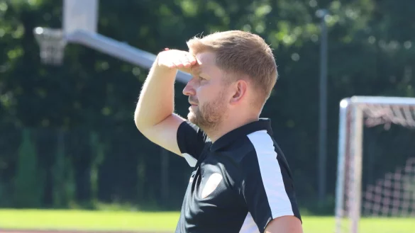Andre Schröder, zusammen mit Markus Rüschenpöhler Trainer des Post-TSV Detmold, schaut genau hin. - © Sebastian Lucas