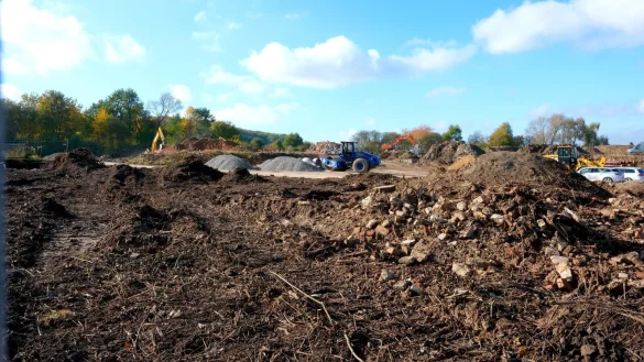 F&uuml;r das neue Gewerbegebiet wird der Boden bereitet. Die Nachfrage ist nach Darstellung der Stadt bereits gro&szlig;. - &copy; Sven Koch