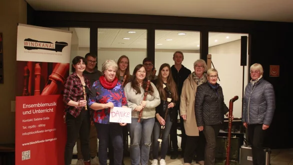 Das Blockfl&ouml;tenensemble Windkanal bedankt sich bei Frauen f&uuml;r Lemgo f&uuml;r die Spende. - &copy; Juliana Szabo
