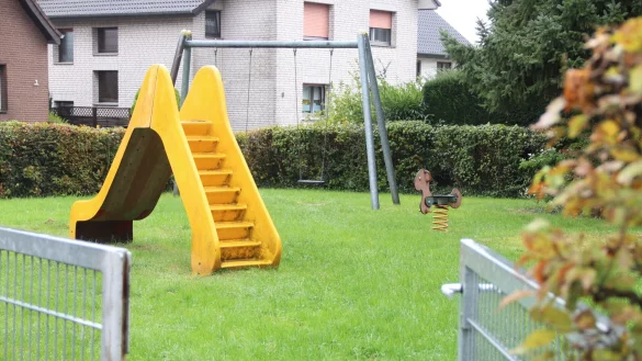 Rutsche, Schaukel, Sandkasten und zwei Wipptiere wie hier am Buchenweg &ndash; viel zu eint&ouml;nig, meinen Experten. Vorgeschlagen werden weniger, daf&uuml;r attraktivere Spielpl&auml;tze. Foto: Knut Dinter - &copy; Knut Dinter
