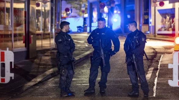 Symbolbild: Polizisten sichern die Solinger Innenstadt nach dem Anschlag Ende August. Ein Islamist t&ouml;tete und verletzte mehrere Personen. Ein Jugendlicher aus Wuppertal steht nun im Fokus, weil er ebenfalls einen Anschlag geplant haben soll. - &copy; Thomas Banneyer