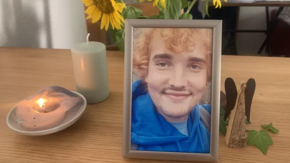 Ein letztes Foto von Max (Name von der Redaktion ge&auml;ndert) steht zusammen mit einer Kerze, einem Schutzengel und leuchtend gelben Sonnenblumen auf dem Esstisch der Familie. - &copy; Ivonne Michel