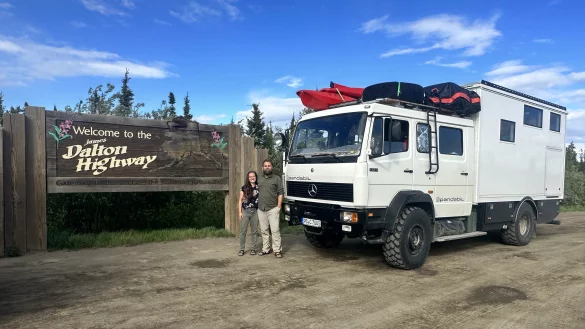 Julia Hesse und Ralph Michel Claes reisten neun Monate lang im selbst umgebauten Feuerwehrfahrzeug, natürlich mit PB-Kennzeichen, durch Amerika. - © Claes