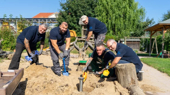 Beim sozialen Tag halfen die Mitarbeiter der Firma Bongardt bei anfallenden Arbeiten der Stiftung Eben-Ezer. Unter anderem wurde eine Barfu&szlig;pfad errichtet. - &copy; Stiftung Eben-Ezer
