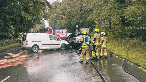 Zwei Pkw sind am Mittwochnachmittag auf dem Plantagenweg (nahe der Kreuzung zur Stoddartstra&szlig;e) zusammengesto&szlig;en. - &copy; Feuerwehr Detmold