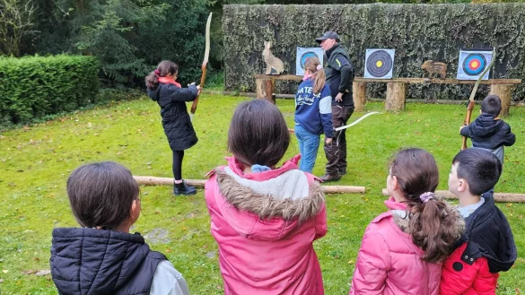 Das Bogenschie&szlig;en ist gar nicht so einfach, aber Norbert Thierjung von den Teutoburger Bogensch&uuml;tzen hat den Kindern und Jugendlichenauf dem &Uuml;bungsplatz in H&ouml;rste mit viel Geduld dabei geholfen, die Zielscheibe zu treffen. - &copy; Astrid Sewing